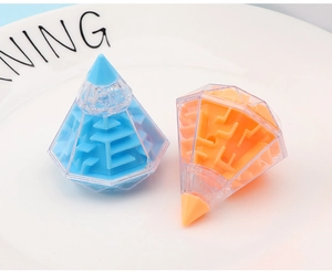Vue détaillée des puzzles labyrinthe 3D en forme de diamant bleu et orange sur plateau