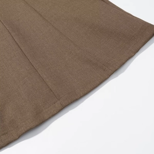 Robe courte marron foncé montrant la texture du tissu et les détails de couture du bas