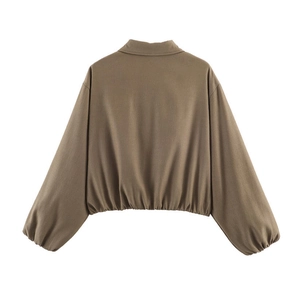 Détail d'une veste courte marron café avec ourlet élastique, poignets et col polo
