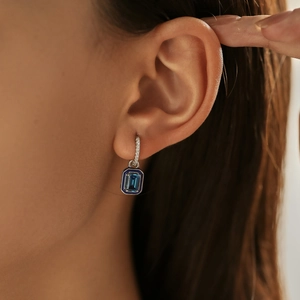 Eleganti orecchini a cerchio in argento S925 con gemma blu rettangolare e piccoli diamanti