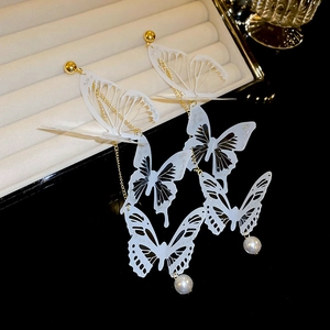 Boucles d'oreilles papillon avec ailes en acrylique blanc et pampilles de perles chic