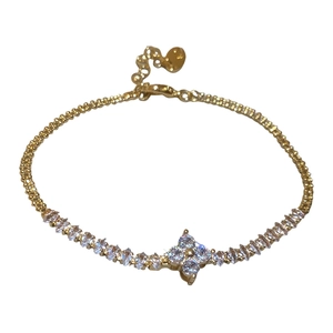 Elegant gold clover bracelet featuring sparkling cubic zirconia stones and beveled chain