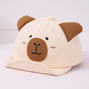 Détail de la casquette pour bébé avec oreilles d'ours et broderie visage d'animal