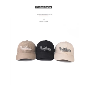 Vue détaillée de trois casquettes de baseball Beastmode en coton en kaki, noir et beige
