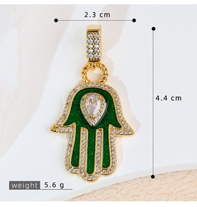 Dettaglio macro del ciondolo Hamsa con dimensioni di 4,4 cm di altezza e 2,3 cm di larghezza