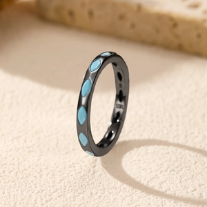 Anello vintage in argento S925 nero con intarsi in turchese su sfondo in pietra naturale