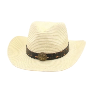 Vue macro détaillée d'un chapeau de cow-boy en paille crème avec une bande à boucle étoile