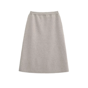 Dettaglio della gonna midi in maglia grigio chiaro con elastico in vita e trama
