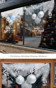Detail der weißen Weihnachts-Fensteraufkleber mit Kiefernnadeln und Ornamenten