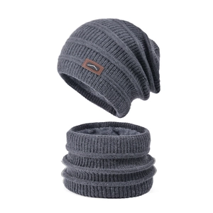 Set berretto e scaldacollo in maglia grigio scuro con calda fodera in pile