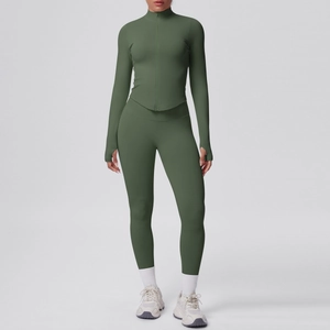 Dettaglio del set da yoga verde oliva con asole per i pollici e leggings a vita alta senza cuciture