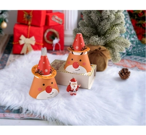Détail de chapeaux en papier renne sur tapis blanc avec décorations de Noël festives