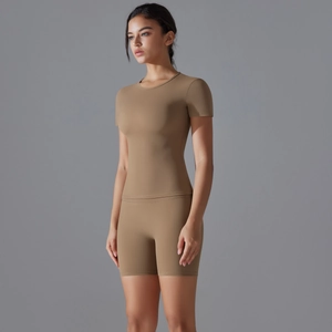 Détail de l'ensemble de yoga kaki montrant la coupe du t-shirt et du short taille haute