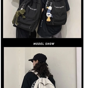 Sac à dos minimaliste noir et blanc avec pendentif en peluche porté par des modèles