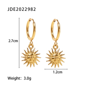 Detail view of 18K gold sun pendant earrings showing dimensions 2.7cm and weight 3.0g