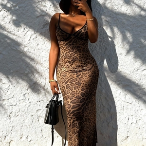 Robe longue moulante sans manches à imprimé léopard avec décolleté en V profond