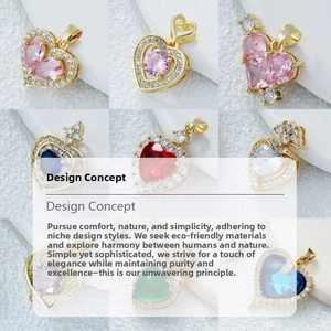 Gros plan de pendentifs cœur en zircon coloré avec montures micro-pavées plaquées or