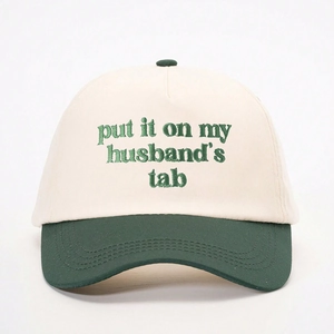 Vue détaillée de la broderie verte sur une casquette de baseball crème et vert forêt