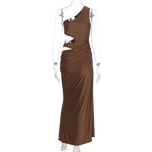 Détail de la taille découpée et des fronces latérales sur la robe marron asymétrique