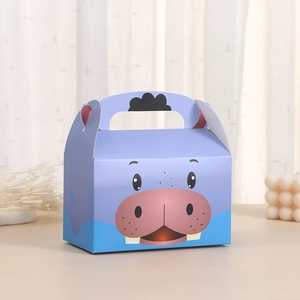 Détail d'une boîte à bonbons en forme d'hippopotame violet avec une poignée pratique