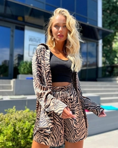 Ensemble chemise manches longues et short imprimé zèbre porté par un mannequin