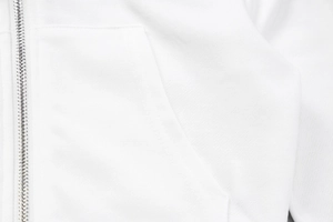 Detalle de cremallera metálica y costuras en sudadera blanca corta con capucha