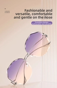 Détail de lunettes de soleil sans monture avec verres dégradés violets et bords ondulés