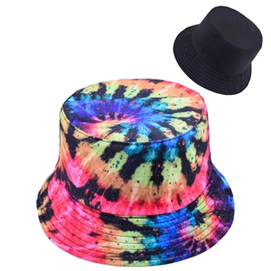 Détail de chapeaux bobs en coton avec imprimé tie-dye coloré et style noir classique