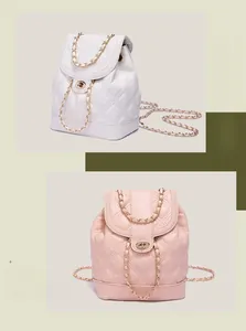 Detalle de mochilas acolchadas en blanco y rosa con correas de cadena y cierres de giro
