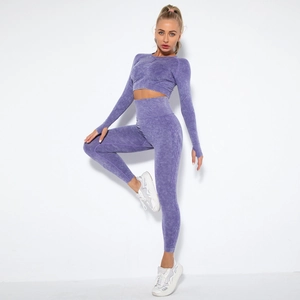 Detail des lila Acid-Wash Yoga-Sets mit Daumenloch-Bündchen und gerippter Textur