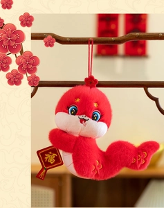 Detalle del peluche rojo mascota del año del zodiaco de la serpiente 2025
