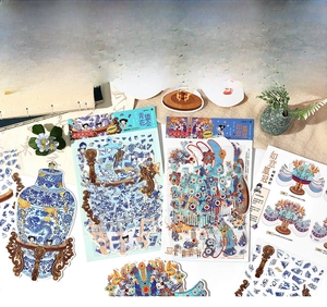 Details chinesischer Puzzle-Sticker mit Porzellanvasen- und Phönixkronen-Designs
