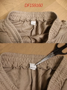 Dettaglio dell'elastico in vita ed etichetta 100% poliestere su pantaloncini jacquard