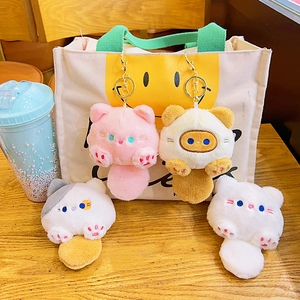 Simpatici portachiavi a testa di gatto in peluche in quattro colori su una borsa di tela