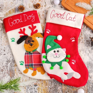 Simpatiche calze di Natale ricamate Good Dog e Good Cat su sfondo festivo