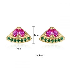 Vue détaillée des boucles d'oreilles pastèque avec dimensions précises de 6mm par 9mm