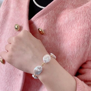 Bracciale di perle d'acqua dolce barocche da donna con perline dorate su sfondo rosa