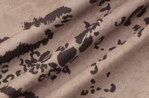 Gros plan sur un tissu en maille douce avec imprimé léopard beige et marron
