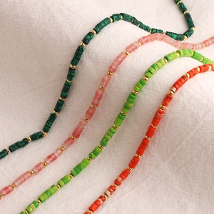 Collier en acier au titane plaqué or avec perles de pierres précieuses multicolores style ins
