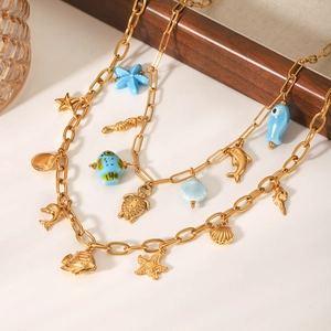 Collier en acier doré sur le thème marin avec breloques étoile de mer et dauphin bleu