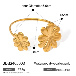 Vista dettagliata del bracciale rigido in acciaio inossidabile opaco con dimensioni