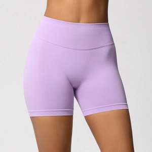 Détail de la taille haute côtelée du short de yoga sans couture violet clair pour femme