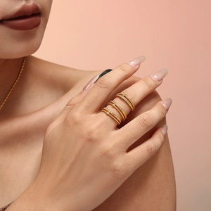 Anelli impilabili in titanio placcati oro 18k con zircone 3A scintillante su modella