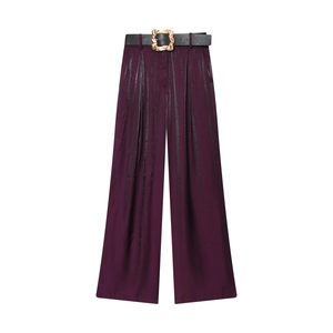 Dunkelviolette Damen-Weithose mit Metallglanz und schwarzem Gürtel mit goldener Schnalle