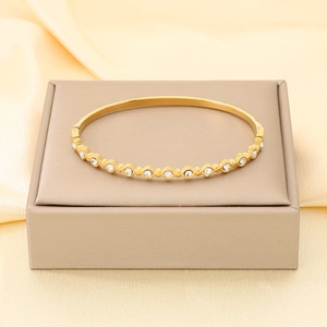 Dettaglio del bracciale in acciaio inossidabile placcato oro 18 carati con zirconi bianchi lucidi