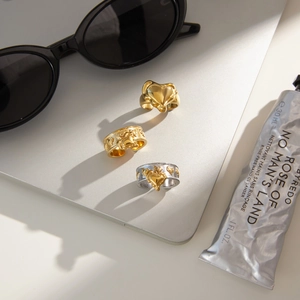Gros plan de bagues assorties en acier inoxydable doré 18k avec motifs de cœur élégants
