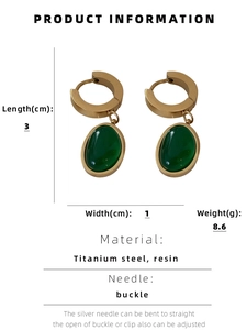 Dimensions et matériaux détaillés pour les boucles d'oreilles en résine émeraude et or