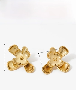 Détails des boucles d'oreilles fleurs dorées irrégulières avec dimensions 24mm de large et 31mm