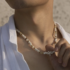 Collana da surfista in guscio di cocco con ciondolo a stella marina e perline in legno