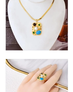 Parure bijoux dorée exotique avec pierres colorées et finition en métal martelé